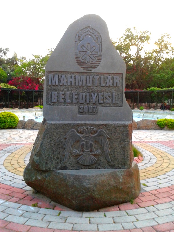 Памятник в Центральном парке Махмутлара.